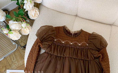 Elegantna haljina u dvije boje sa tilom i vezom