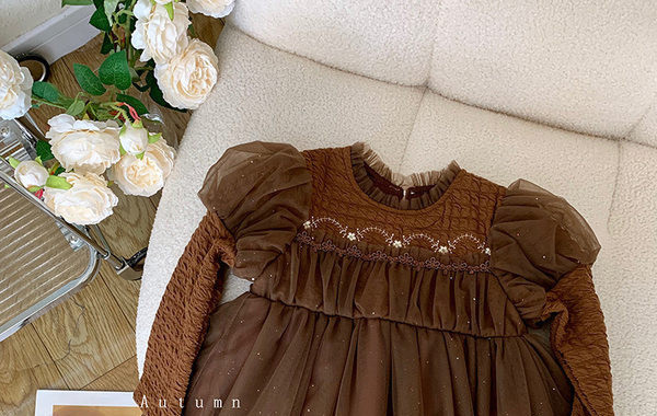 Elegantna haljina u dvije boje sa tilom i vezom