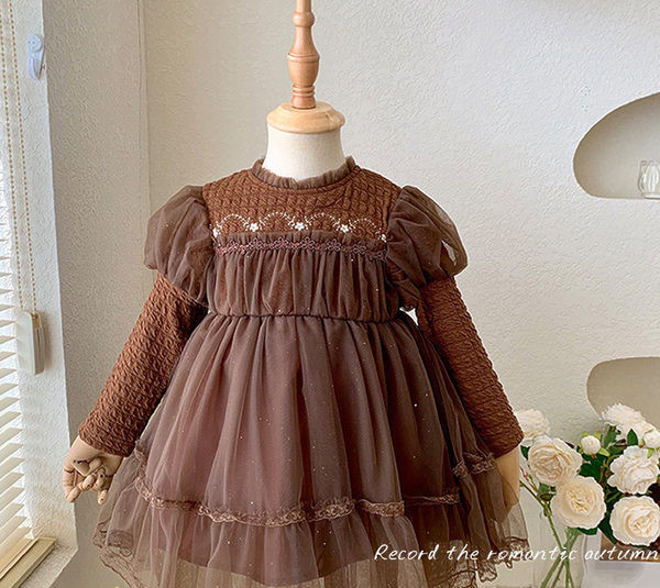 Elegantna haljina u dvije boje sa tilom i vezom