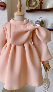 Rochie modernă pentru copii cu mâneci lungi și decolteu rotund