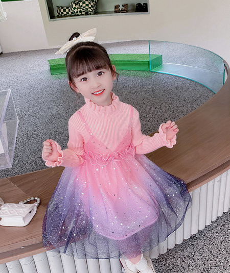 Novi model dječje izrezane haljine sa tilom