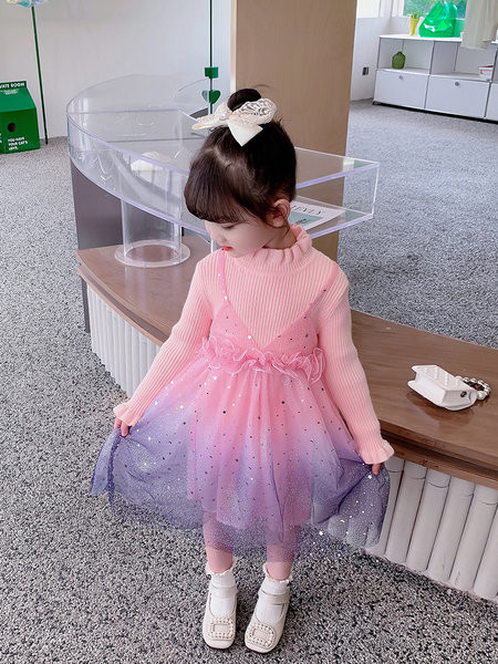 Novi model dječje izrezane haljine sa tilom