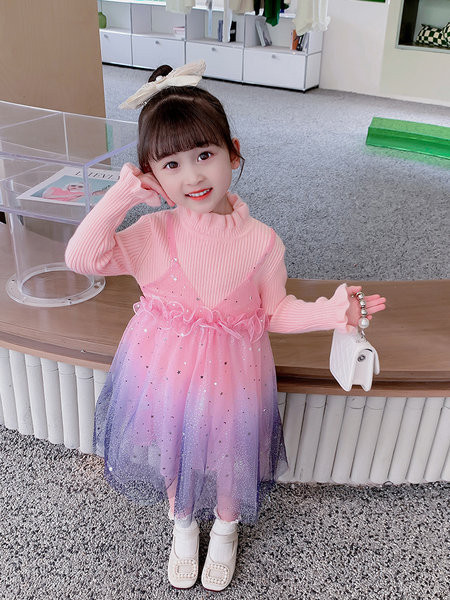 Novi model dječje izrezane haljine sa tilom