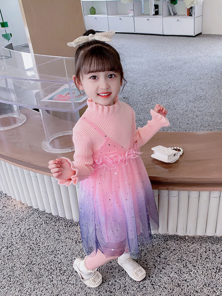 Novi model dječje izrezane haljine sa tilom