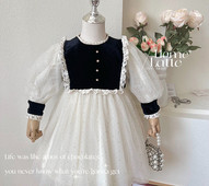 Moderna dječja haljina s okruglim izrezom