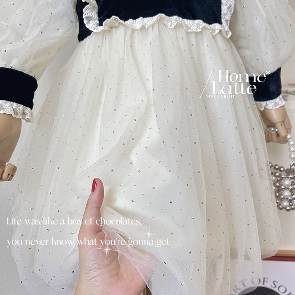 Moderna dječja haljina s okruglim izrezom