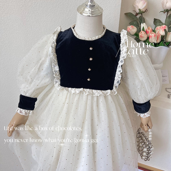 Moderna dječja haljina s okruglim izrezom