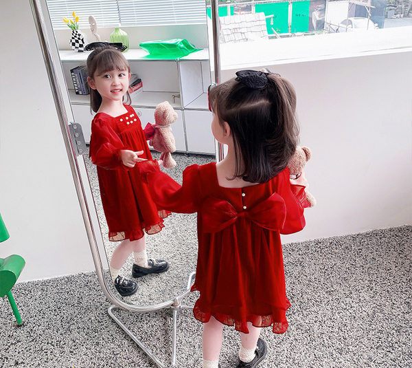 Šiuolaikinė vaikiška suknelė su kaspinu nugaroje - raudonos spalvos