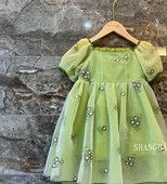 Elegantna dječja haljina s vezom