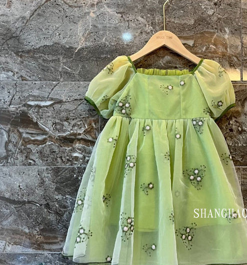 Elegantna dječja haljina s vezom