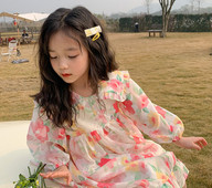 Dječja haljina s kragnom i cvjetnim motivima