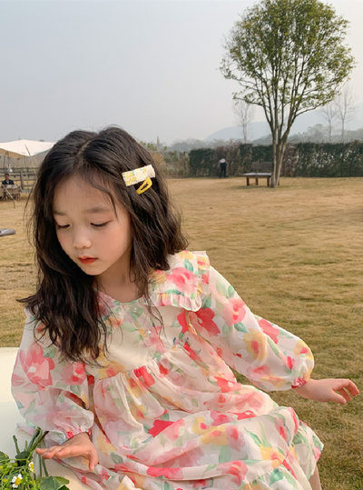 Dječja haljina s kragnom i cvjetnim motivima