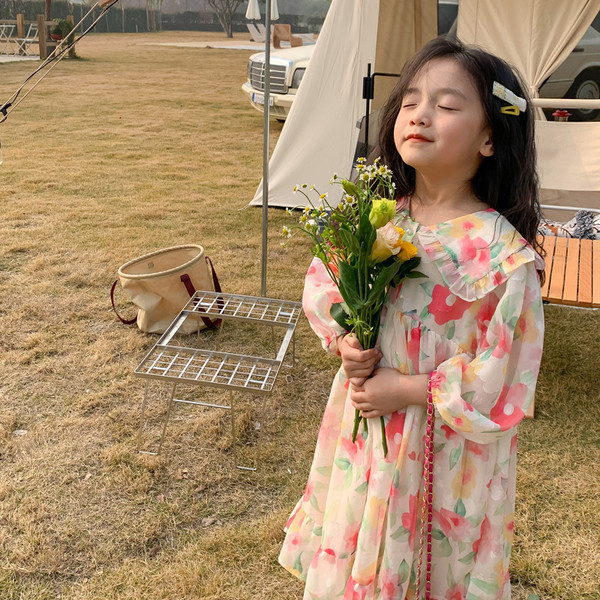 Dječja haljina s kragnom i cvjetnim motivima