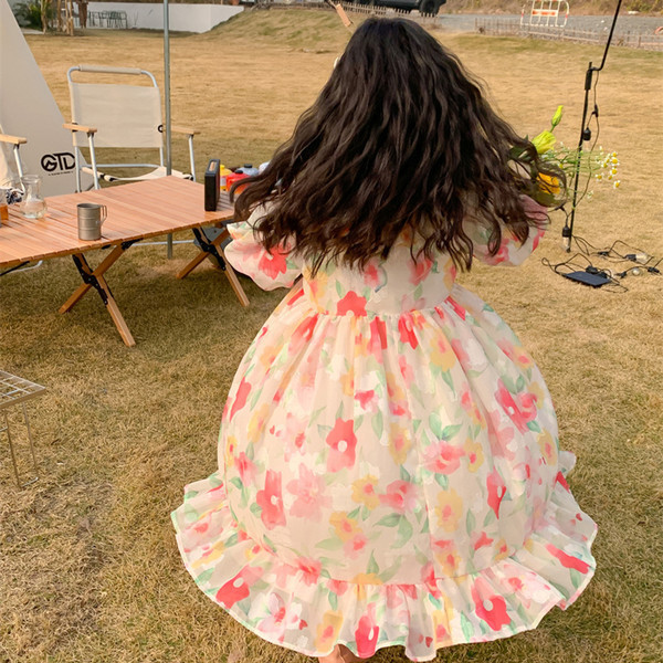 Dječja haljina s kragnom i cvjetnim motivima