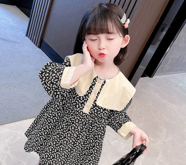 Ležerna haljina s cvjetnim motivima i kopčanjem na gumbe