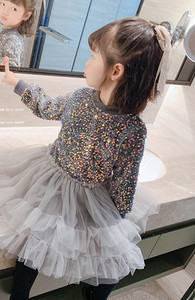 Dječja haljina s dugim rukavima i šljokicama za djevojčice