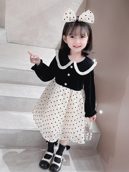 Rochie modernă pentru copii decupată cu buline