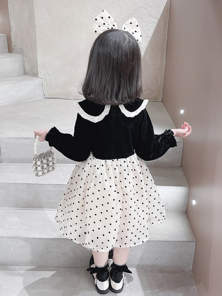 Rochie modernă pentru copii decupată cu buline