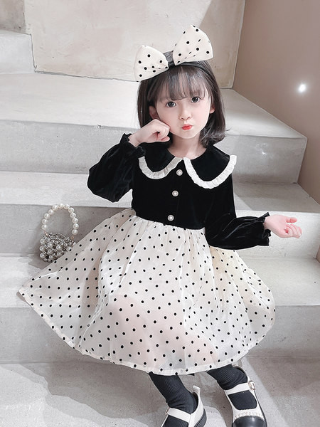 Rochie modernă pentru copii decupată cu buline