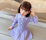 Stílusos ruha lányoknak hosszú ujjal és gombokkal, vékony kötött anyagból