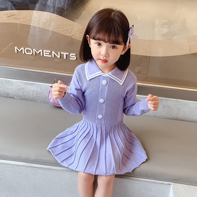 Stílusos ruha lányoknak hosszú ujjal és gombokkal, vékony kötött anyagból