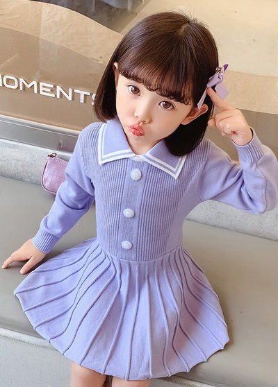 Stílusos ruha lányoknak hosszú ujjal és gombokkal, vékony kötött anyagból