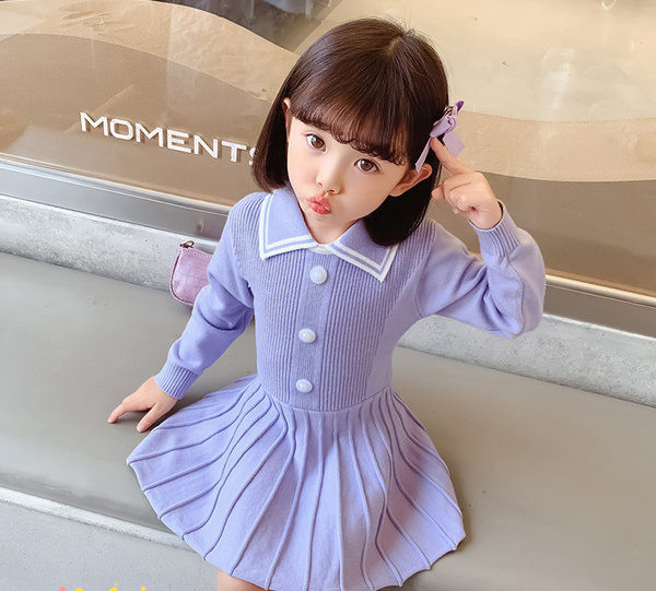 Stílusos ruha lányoknak hosszú ujjal és gombokkal, vékony kötött anyagból