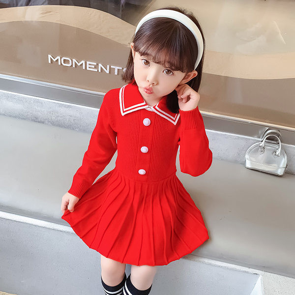 Stílusos ruha lányoknak hosszú ujjal és gombokkal, vékony kötött anyagból