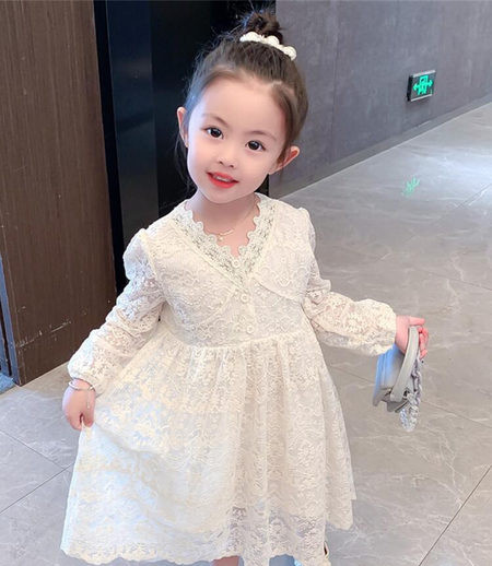 Gyermek csipkeruha hegyes nyakkivágással