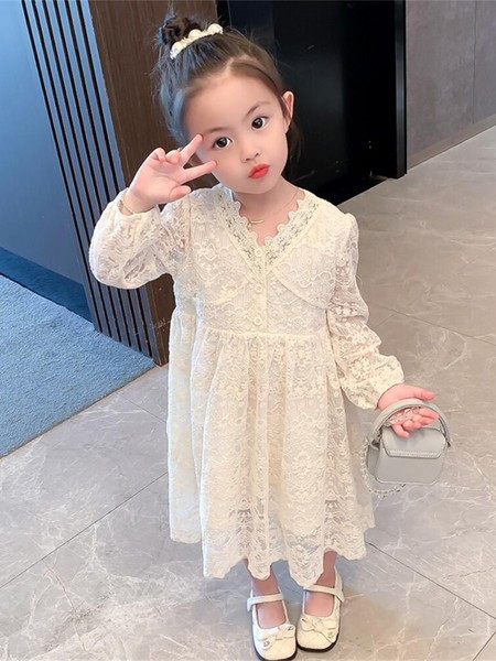 Gyermek csipkeruha hegyes nyakkivágással