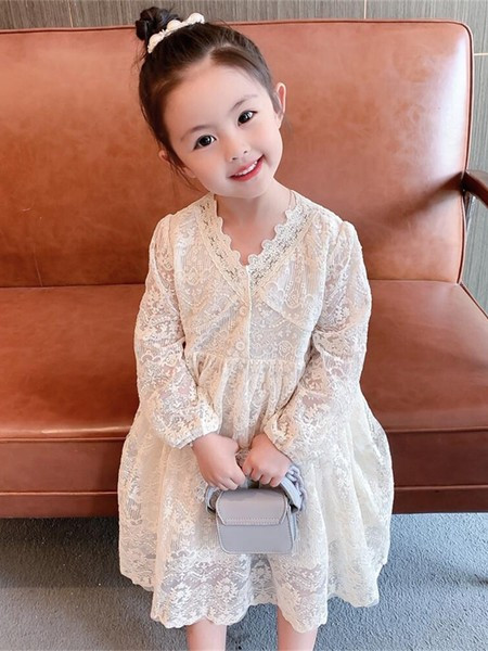 Gyermek csipkeruha hegyes nyakkivágással