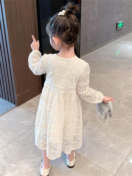 Gyermek csipkeruha hegyes nyakkivágással