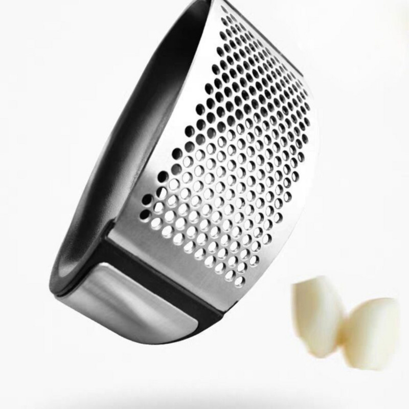 Többfunkciós daráló szeletelő rozsdamentes acél O-alakú fokhagyma gyömbérprés kézi konyhai hengeraprító zöldségszerszám