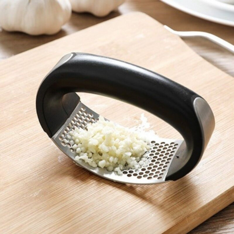 Többfunkciós daráló szeletelő rozsdamentes acél O-alakú fokhagyma gyömbérprés kézi konyhai hengeraprító zöldségszerszám