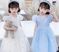 Elegáns gyerekruha flitterekkel - fehér és kék színben