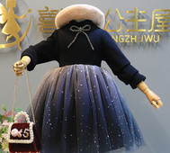 Rochie modernă pentru copii cu decolteu oval și mâneci lungi