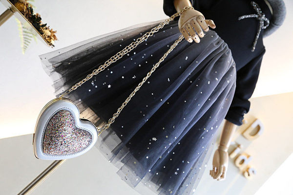 Rochie modernă pentru copii cu decolteu oval și mâneci lungi