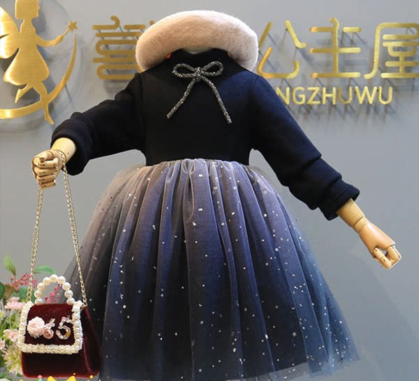 Rochie modernă pentru copii cu decolteu oval și mâneci lungi