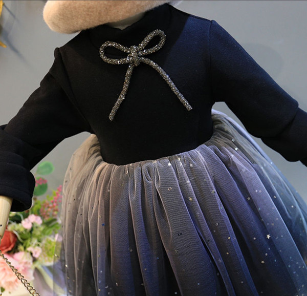 Rochie modernă pentru copii cu decolteu oval și mâneci lungi