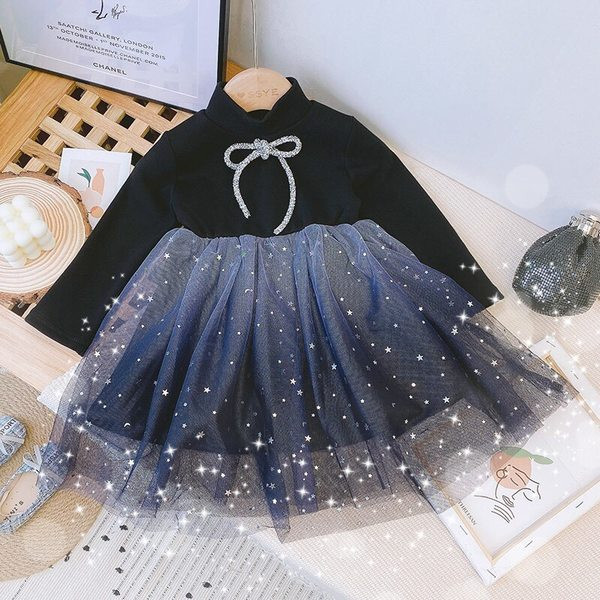 Rochie modernă pentru copii cu decolteu oval și mâneci lungi