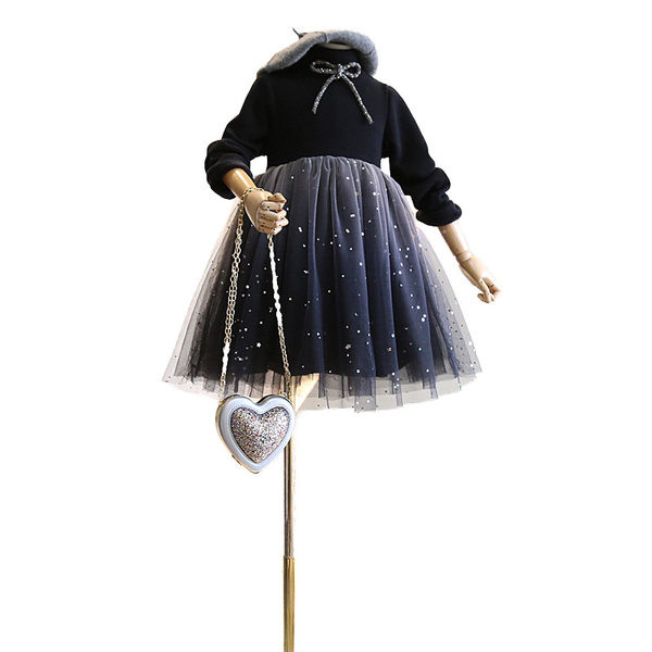 Rochie modernă pentru copii cu decolteu oval și mâneci lungi