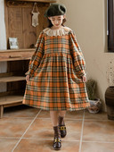 Rochie pentru copii in carouri cu guler din dantela si maneci lungi