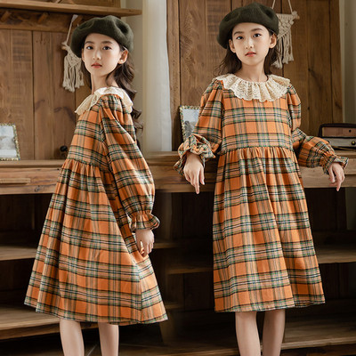 Rochie pentru copii in carouri cu guler din dantela si maneci lungi