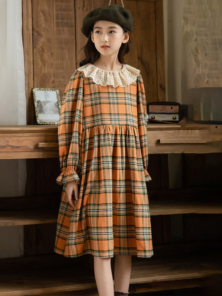 Rochie pentru copii in carouri cu guler din dantela si maneci lungi