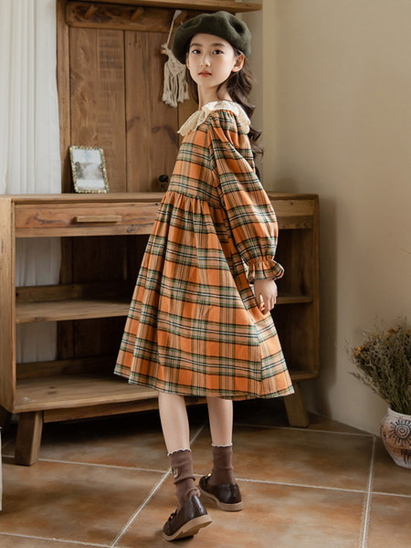 Rochie pentru copii in carouri cu guler din dantela si maneci lungi