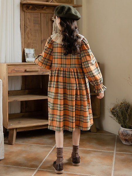 Rochie pentru copii in carouri cu guler din dantela si maneci lungi