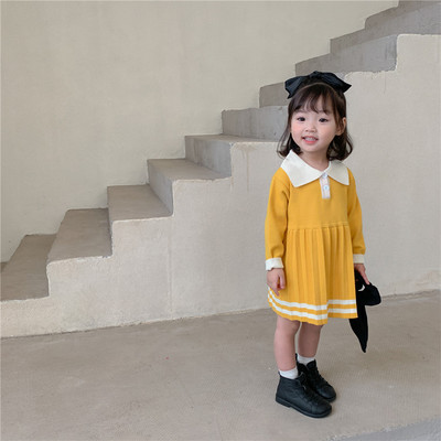 Plisseeritud seeliku ja pikkade varrukatega kootud lastekleit