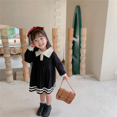 Plisseeritud seeliku ja pikkade varrukatega kootud lastekleit