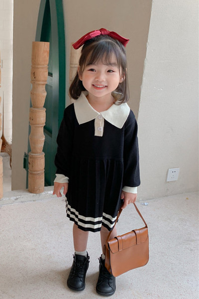 Plisseeritud seeliku ja pikkade varrukatega kootud lastekleit