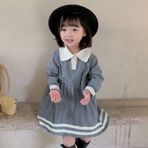 Plisseeritud seeliku ja pikkade varrukatega kootud lastekleit